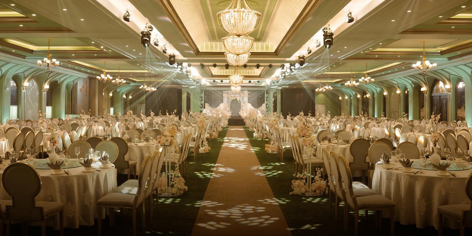 Sảnh King, Trống Đồng Palace Cảnh Hồ: toàn cảnh tiệc cưới dưới đèn chùm pha lê