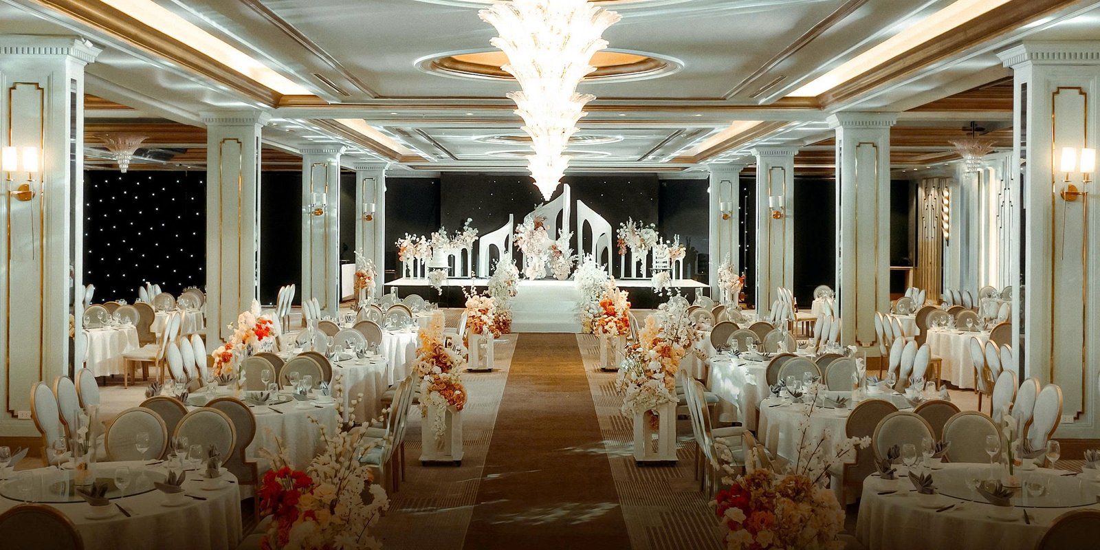 Toàn cảnh sảnh Queen với sân khấu và hoa trang trí