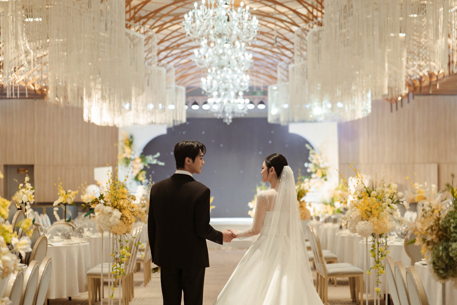 Cô dâu chú rể giữa sảnh Sky