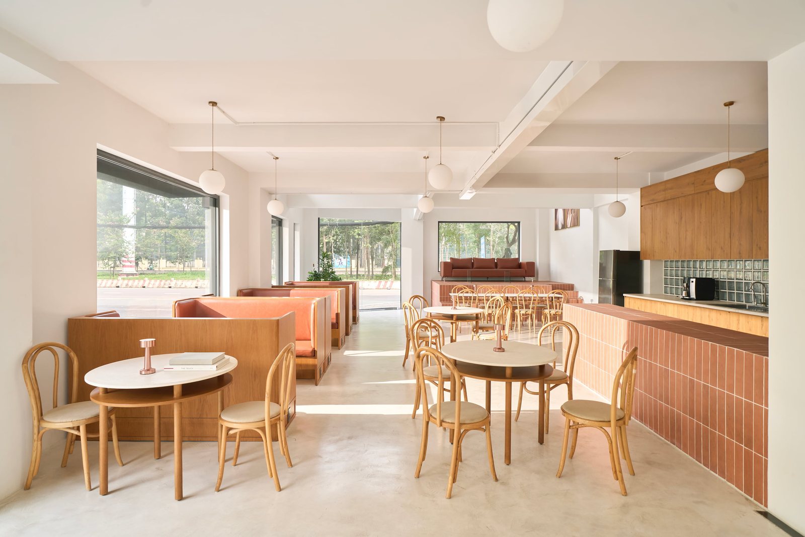 Khu pantry với bàn tròn và ghế gỗ, WEDDINGBOOK Atelier