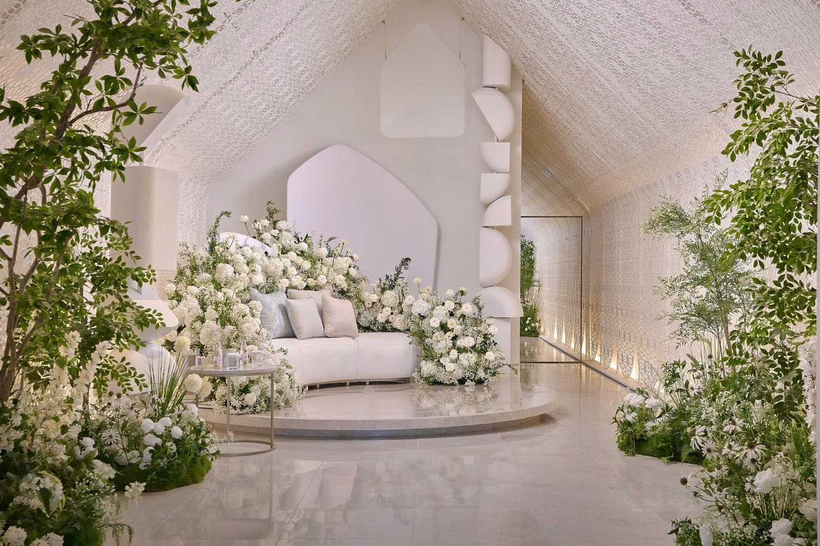 Phòng cô dâu với sofa và hoa trắng